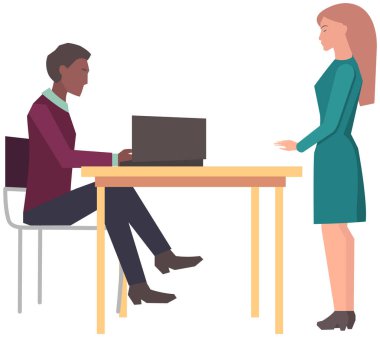 Projeye başlamak için toplantı, iş planı. Girişimcilik alanında iş tartışan meslektaşlar