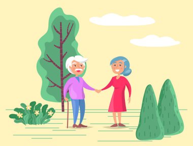 Büyükanne ve büyükbaba parkta geziniyor, yaşlı çift yürüyor.