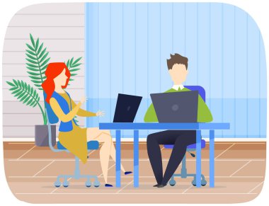 Bilgisayarlı işletme yöneticileri iş yerinde oturuyor, çalışıyor, internette sörf yapıyor.