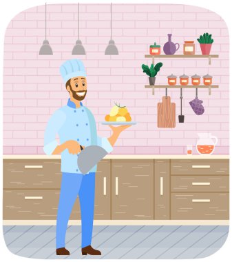 Restoran mutfağında yemek servisi. Adam tabağı hazır yemekle, akşam yemeğiyle tutuyor.