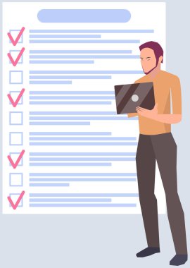 Ay çizelgesi, yapılacaklar listesi, zaman yönetimi. İşadamı kontrol ve planlama listesinin yanında duruyor