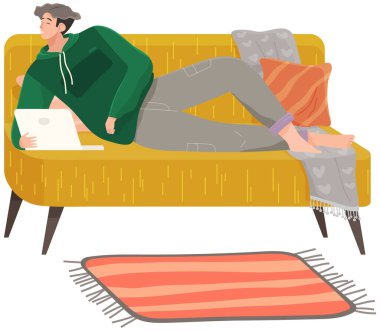 Kanepede bilgisayarla yatan, dizüstü bilgisayarı olan ve internette sörf yapan, yazı yazan bir adam.