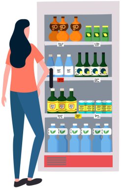 Köpüklü içeceklere, yiyecek dükkanında limonatalara bakan biri. Süpermarket konsepti alışverişi