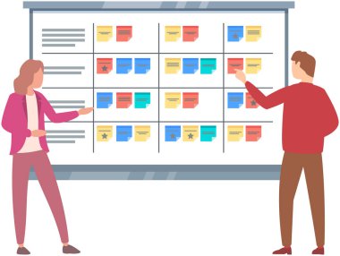 Planlama programı, iş etkinliği ve çıkartmalı takvim. Meslektaşlar zaman yönetimini tartışıyor