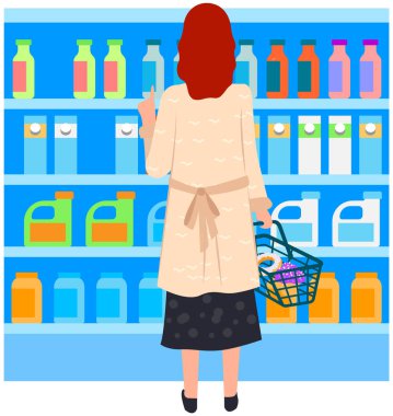 İnsanlar alışveriş yapar, mal seçer, süpermarketten, bakkaldan, yiyeceklerle alışveriş yapar.