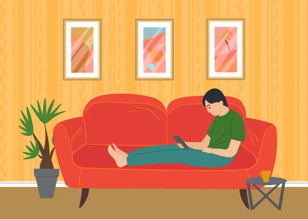 Χαλαρός άνθρωπος κάθεται στον καναπέ με smartphone. Περιήγηση σε κοινωνικά δίκτυα, πλοήγηση στο διαδίκτυο με τηλέφωνο — Διανυσματικό Αρχείο