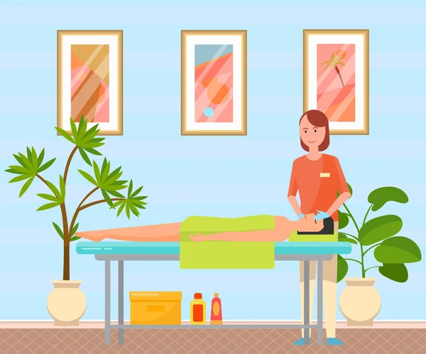 Masseur massageando rosto de paciente do sexo feminino. Terapeuta dá massagem a jovem deitada no sofá — Vetor de Stock