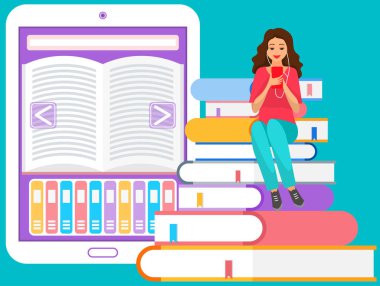 Kadınlar çevrimiçi kütüphanede edebiyat seçiyor. Akıllı telefon için dijital servisi olan kitap okuyan kadın