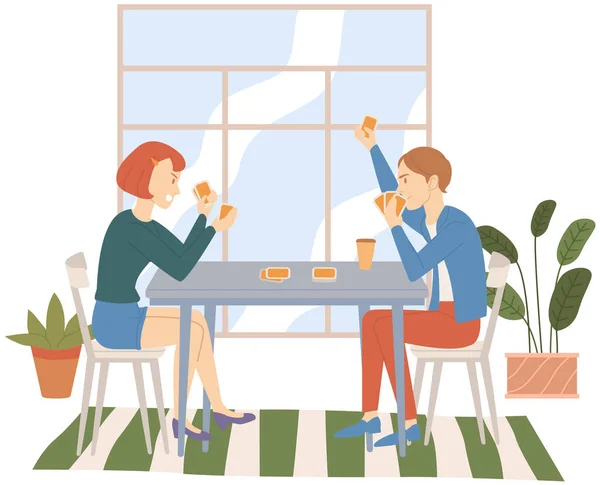 Чоловік і дівчина грають в карти, схвильовані друзі добре проводять час разом, сидячи за столом вдома — стоковий вектор