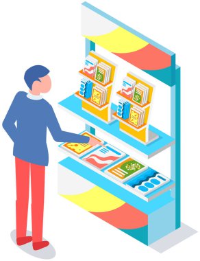 Kitaplarla, broşürlerle standlara bakan bir adam. Reklam şirketi, promosyon, dağıtım konsepti. Erkek ürün katalogları, dergiler seçiyor. Derginin yanındaki adam, raftaki edebiyat sergisi.