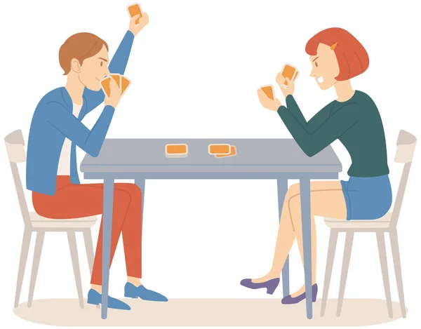Hombre y chica jugando a las cartas, amigos emocionados pasando un buen rato juntos sentados en la mesa en casa — Vector de stock