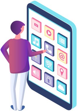 Adam sergide alet seçiyor, cep telefonlarına ve promosyon tezgahının yanındaki tabletlere bakıyor.