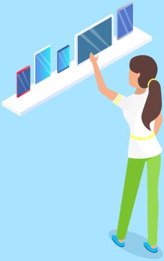 Kadın mağazadaki raflardan akıllı telefon ya da tablet seçiyor. Yeni teknolojilerin sunumu, aygıtlar