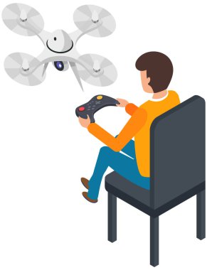 Adam uzaktan kumandayı çalıştırıyor ve kumandayı joystick ile kontrol ediyor. Kişi kuadkopter ve uçan araçla oynar