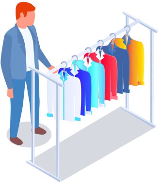 Mağazada kıyafet seçmek, alışveriş konsepti. Erkek alıcı soyunma odasında kıyafet seçer.