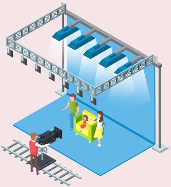 TV sunucusu küçük bir kızla aile görüşmesi yapıyor, aktörler stüdyoda. Kamera ekibi talk show 'da çalışıyor.