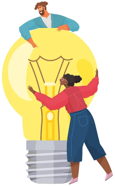 アイデアのシンボルとして巨大な電球を保持している人々。創造的な計画で仕事をし、解決策を探す — ストックベクタ