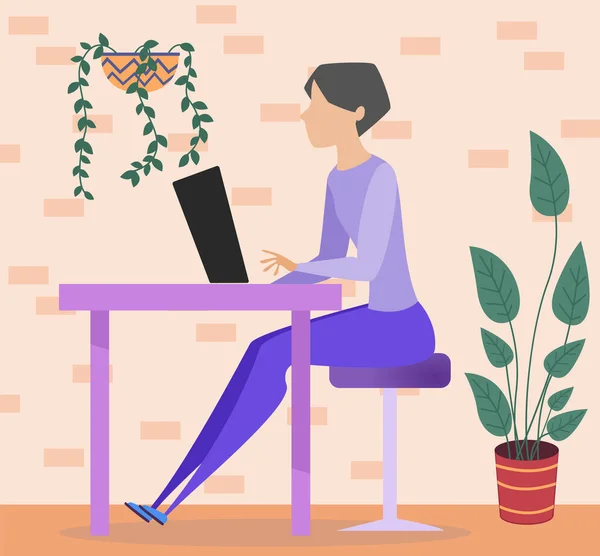 Pracoviště ženy s digitálním PC. Žena kancelářský pracovník sedí u stolu s moderním zařízením — Stockový vektor