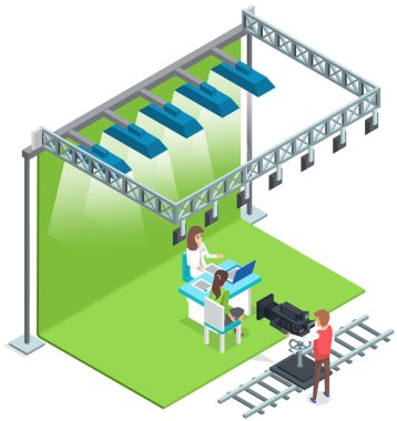TV sunucusu stüdyoda ünlülerle röportaj yapıyor. Kamera ekibi talk show 'da çalışıyor. Videograf işi, yayıncılık, haber konsepti. Haber çekimi sırasında kadın sunucu sandalyeye oturmuş konuşuyor.