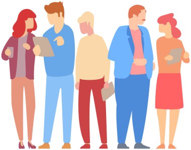 Ofis personeli eğitimi, takım çalışması, iş toplantısı konsepti. Takım düşüncesi ve beyin fırtınası. Şirket bilgilerinin analizi. İnsanlar çalışıyor, iş konuşuyor. Ofis işleri sırasında iş arkadaşları