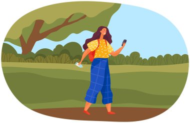 Yaz parkında yürüyen, akıllı telefondan konuşan genç bir kadın. Sırt çantalı kadın karakter dışarıda vakit geçiriyor. Cep telefonu olan kadın ekrana bakıyor. Kız bahçede yürürken fotoğraf çekiyor.