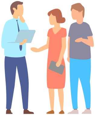 Ofis personeli eğitimi, takım çalışması, iş toplantısı konsepti. Takım düşüncesi ve beyin fırtınası. Şirket bilgilerinin analizi. İnsanlar çalışıyor, iş konuşuyor. Ofis işleri sırasında iş arkadaşları