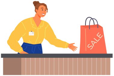 Kasada duran ve beyaz arka planda izole edilmiş paketle çalışan bir mağaza çalışanı. Butikte indirimler ve satışlar sırasında kasiyer. Tezgahtarlar yazar kasayla çalışıyor. Mağaza çalışanı kadın mal satıyor.