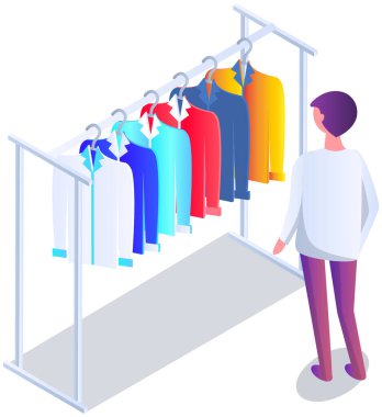 Askılarda asılı olan varijli tişörtleri seçen bir adam, mağazadaki gardırop unsurları. Erkek alışverişçi askıların önünde duruyor ve kıyafete bakıyor. Moda, giyim mağazası, alışveriş konsepti.
