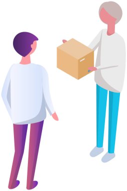 Teslimatçı elinde karton kutuyla ayakta duruyor. Erkek kurye müşteriye paket teslim eder. Teslimat şirketi çalışanı müşteriye emir verir. Mal taşıma servisi çalışanı kutu paketini tutuyor