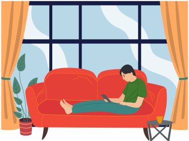 Kanepede oturup kahve ya da çay içen bir adam. İnsan evde yalnız başına vektör illüstrasyonuyla zaman geçirir. Adam rahat bir kanepede içkiyle dinleniyor. Erkek karakter izinli olduğu gün, hafta sonu evde.