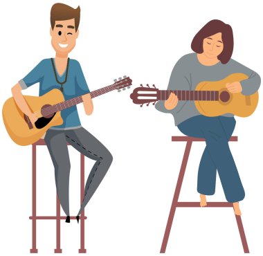Gitarist spot ışıklarıyla oturmuş telleri uzatıyordu. Sanatçı canlı müzik yapıyor. Erkek ve kadın konser sırasında müzik aleti çalarlar. Karakter akustik gitarda şarkı söyler
