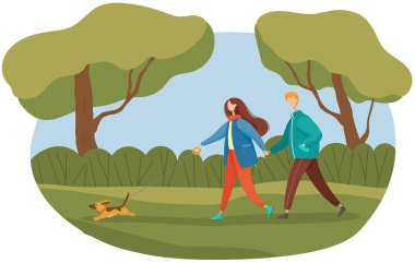 Kadın ve adam bahar parkında köpekle yürüyorlar. Aktif yaşam tarzı, açık hava eğlencesi, aile eğlencesi konsepti. Çiftler doğada evcil hayvanlarla vakit geçiriyorlar. Yürürken ilişki yaşayan insanlar.