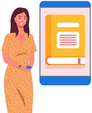 Eğitim, eğitim ve dersler, internet konseptiyle öğrenme. Çevrimiçi kütüphane, telefondaki elektronik kitap deposu. Edebiyat okumak için akıllı telefon kütüphanesi içeriği. Çevrimiçi kütüphane kullanan kadın