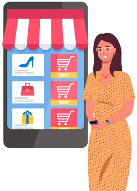 İnternette sörf yapan, telefonla iletişim kuran ve internetten alışveriş yapan genç bir kadın. Ekranda online mağazası olan büyük bir telefon. E-ticaret, çevrimiçi mağaza uygulaması. İnternet ve modern aygıtlar kullanma kavramı