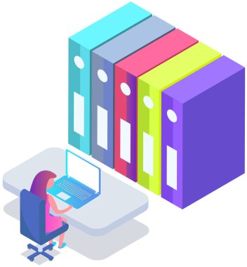 Sekreter ya da yönetici internet sitelerinde geziniyor ve bilgisayarla ilgili belgelerle masaya oturmuş bilgi arıyor. Dijital hizmetler, internet programı teknolojisi. Dünya çapında ağ kullanan kız