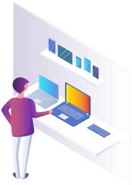 Adam sergide akıllı telefonu seçiyor. Alışveriş merkezindeki tanıtım standında cep telefonlarına ve tabletlere bakan erkek karakter. Rafta yeni teknolojilerin, cihazların, elektronik cihazların sunumu