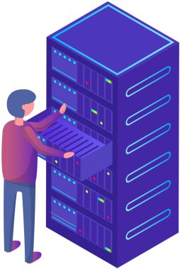 Veritabanı merkezi bilgi depolama, modern yenilik ve sistem istasyonu ile veri tabanı. Servis yazılımını çalıştırmak için bilgisayarla çalışan bir adam. Sunucu yakınındaki sistem yöneticisi, ekipman, endüstriyel aygıt