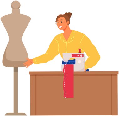 Moda tasarımcısı iş yerinde kıyafet dikiyor. Elbise dikmek için elektrikli dikiş makinesi kullanan genç bir kadın. Terzi mankeni olan bir terzi. Kız yaratıcı stüdyoda kıyafet tasarlamakla uğraşıyor.