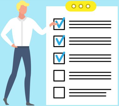 Adam liste yapmak için işaretli çalışma tablosu olan büyük bir kontrol listesi simgesinde duruyor. İş organizasyonu ve hedeflerin başarıları. Kontrol listesi, anket, yönetim ve görev planlama kavramı