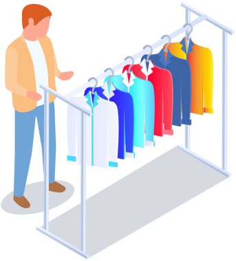 Mağazada kıyafet seçmek, alışveriş konsepti. Erkek alıcı soyunma odasında kıyafet seçer. Alışveriş merkezinde askıda asılı elbisesi olan bir müşteri. Alışverişçi mağazanın ya da butiğin soyunma odasında duruyor.