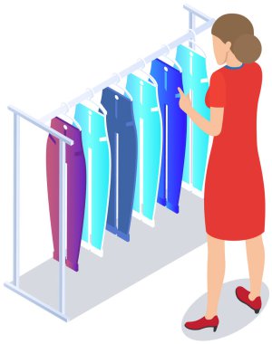 Mağazada kıyafet seçmek, alışveriş konsepti. Kadın alıcı soyunma odasında kıyafet seçer. Alışveriş merkezinde askıda asılı elbisesi olan bir müşteri. Kadın alışverişçi mağazanın ya da butiğin soyunma odasında duruyor.