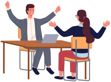 Açık ofis vektör illüstrasyonunda çalışanlar. Kadın ve erkek iş arkadaşları el kaldırıyor, iş yerinde eğleniyorlar. Şirket çalışanları dizüstü bilgisayar kullanıyor. Mutlu gülümseyen kadın ve erkek iş arkadaşları