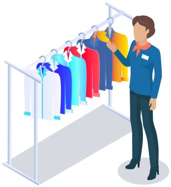 Satış danışmanı asistanı alıcının alışveriş sırasında ürün seçmesine yardımcı olur. Alışveriş merkezi, elbise askıları ve giysi mağazası. Ticari merkezde alıcı hizmeti. Şık elbise butiği.