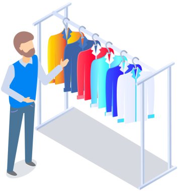 Mağazada kıyafet seçmek, alışveriş konsepti. Erkek alıcı soyunma odasında kıyafet seçer. Alışveriş merkezinde askıda asılı elbisesi olan bir müşteri. Alışverişçi mağazanın ya da butiğin soyunma odasında duruyor.