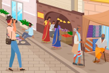 Sıradan vatandaşlar, turistler ve fotoğrafçılar otantik pazarda, Hint pazarında ve arka planda antik şehir manzarası olan farklı dükkanlarda. Kumaş, karanfil, baharat, tatlı, sebze