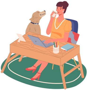 Dizüstü bilgisayarlı kız masada oturuyor, kahve içiyor ve köpekle aynı odada çalışıyor. Serbest çalışmak ya da konsept çalışmak. En sevdiğiniz evcil hayvanla evde kalın. İnternet ile uzak iş