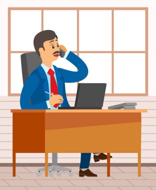 İş adamı masada oturuyor ve cep telefonuyla konuşuyor. Akıllı telefonlu takım elbiseli bir adam. Ofis çalışanı, girişimci, iş yerindeki telekomünikasyon müdürü, ortaklarla görüşmeler