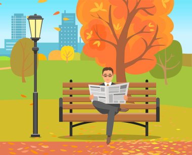 Ciddi bir adam bankta oturur ve gazete okur. Parkta başarılı bir insanın dinlenmesi ve dinlenmesi. Elinde gazete olan yetişkin bir işadamı. Sonbahar parkının dış tasarımı