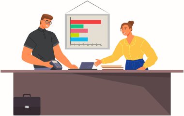 Pozisyon okuyucusu olan insanlar, NFC ile irtibatsız ödeme teknolojisi. Veri analizi yapan meslektaşlar. Personel kontrol noktasında posizyon terminaliyle birlikte duruyor ve işi analiz ediyor. Ödeme teknolojilerinin geliştirilmesi