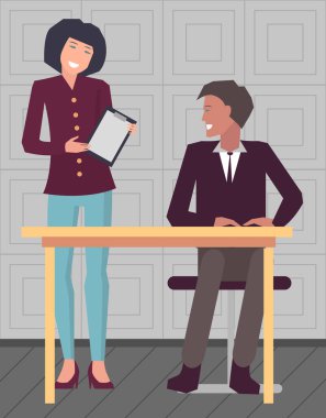 İş ortaklığı başlıyor. Sözleşme imzaladıktan sonra memnun iş adamları. Ofisteki ortakların iş toplantısı. Erkek ve kadın meslektaşlar iş ve iş anlaşmasını tartışıyor